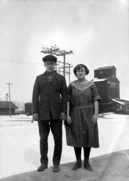 File:Dad and sis in the big city, revere mn.jpg