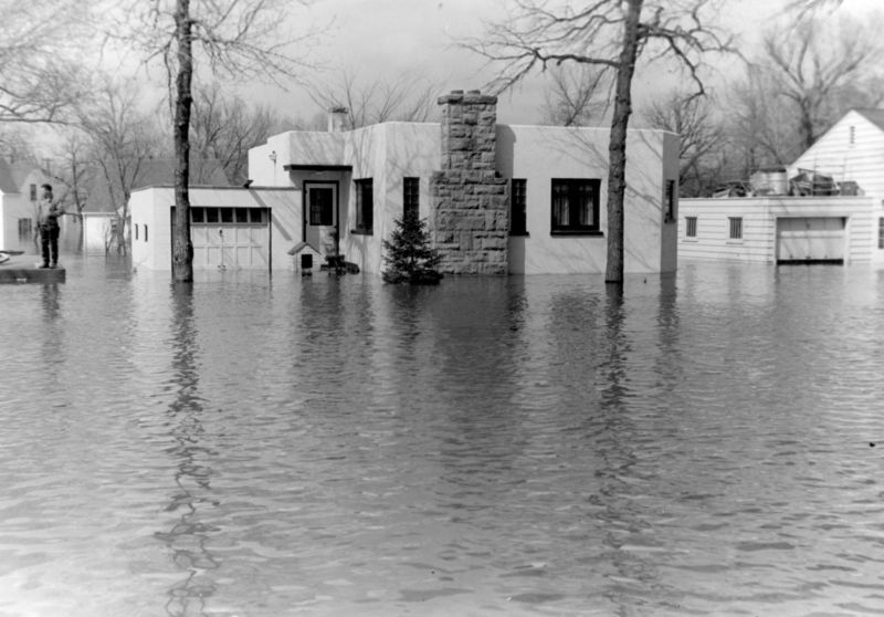 File:317 Euclid Ave, Grand Forks Under Water, 1950.jpg