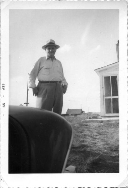 407px-Old-man-by-back-of-car-low-angle-sep-1959.jpg